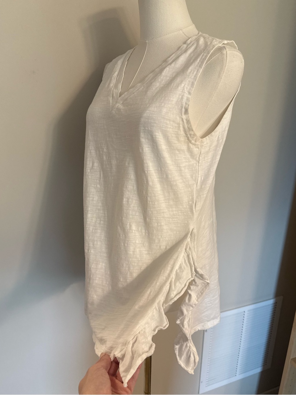 Amaryllis White V-Neck Sleeveless Tunic Tank Top Boho Ruffle Hem M